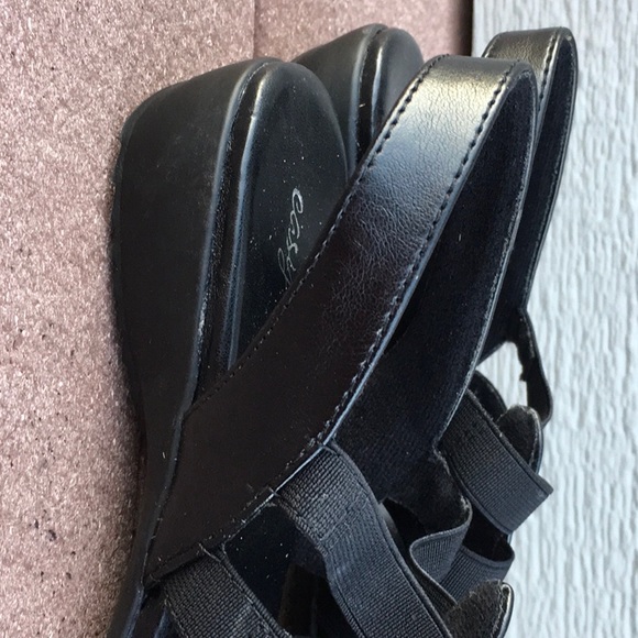 SOLD!Easy street black sandals - Picture 3 of 5